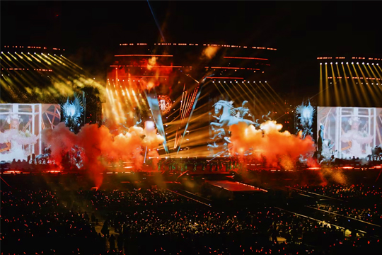舞美再升级，解锁全新LOOK！永利集团官网LED透明屏点燃张韶涵上海演唱会